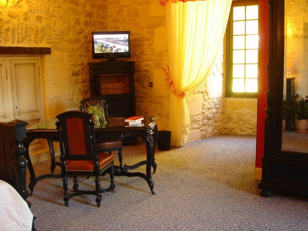Chateau La Fleunie - Hotel Et Restaurant Condat-sur-Vezere Zimmer foto